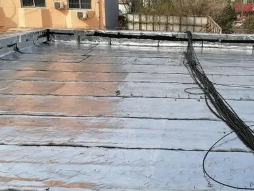 泸州卫生间漏水维修公司分享下泸州屋面楼顶防水刚性防水层施工要点。